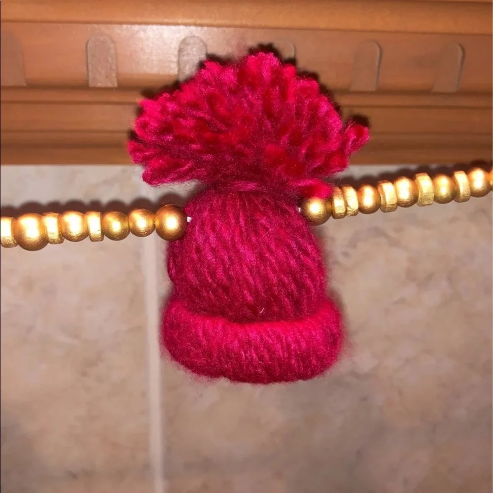 Garland decoration, red mini hats and gold beads